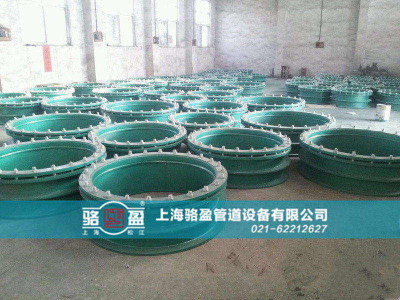 重慶市渝中區(qū)柔性人防套管發(fā)貨圖 /></p>、涂料調(diào)配方法和涂裝注意事項(xiàng)，應(yīng)按設(shè)計(jì)文件或廠家說明書規(guī)定進(jìn)行。在環(huán)縫兩側(cè)各200mm范圍內(nèi)，應(yīng)先涂裝焊接時(shí)不會(huì)對(duì)焊縫質(zhì)量產(chǎn)生不良影響的車間底漆，以免坡口生銹。環(huán)縫焊后，對(duì)焊縫區(qū)進(jìn)行二次除銹，用人工涂刷達(dá)到規(guī)定厚度。當(dāng)空氣中相對(duì)濕度超過85％、鋼板表面溫度低于大氣露點(diǎn)以上3℃或高于60℃以及環(huán)境溫度低于10℃時(shí)，均不得進(jìn)行涂裝。<BR>為了提高重慶市渝中區(qū)人防套管的使用年限，如果不是特殊要求的話，都需要對(duì)其進(jìn)行噴漆防腐處理。不僅美觀，而且使用年限長。防腐油漆的重要性在于我們廠家在制作好人防套管后，為了方便客戶現(xiàn)場使用時(shí)不會(huì)安裝錯(cuò)誤，所以都會(huì)整體噴腐蝕油漆，內(nèi)壁和外壁均勻的噴一遍，然后才在套管上噴上型號(hào)。<BR>   如果套管內(nèi)部出現(xiàn)腐蝕的現(xiàn)象，勢必對(duì)水質(zhì)有一定的影響。不同的銹蝕厚度對(duì)管道使用的材料及時(shí)間都有影響，同時(shí)這些銹蝕是對(duì)水的再一次污染。這樣一來時(shí)間久了后，就會(huì)導(dǎo)致水內(nèi)部的有機(jī)物質(zhì)漸漸消耗，從而更是加劇了細(xì)菌量的增加，對(duì)管道的腐蝕越來越大，這樣一來對(duì)于重慶市渝中區(qū)人防套管來說，無疑是在減少它的壽命。所以管道的銹蝕與人防套管的壽命有一定的關(guān)系，噴漆防腐處理至關(guān)重要。駱盈管道作為專業(yè)的重慶市渝中區(qū)人防套管生產(chǎn)廠家，采用不錯(cuò)的生產(chǎn)工藝和好的流水線設(shè)備，大大提高了產(chǎn)品的生產(chǎn)效率，我公司的日生產(chǎn)總量能夠達(dá)到上百臺(tái)，從而大大滿足了對(duì)于產(chǎn)品需求比較緊急的客戶，人防套管哪家好，駱盈管道是選，駱盈人防套管價(jià)格實(shí)惠，品質(zhì)優(yōu)良，駱盈管道產(chǎn)品銷往全世界三十多個(gè)~和地區(qū)，產(chǎn)品質(zhì)量經(jīng)得起實(shí)踐的檢驗(yàn)，歡迎大家來電選購和支持，聯(lián)系電話021-62212627.<p style=